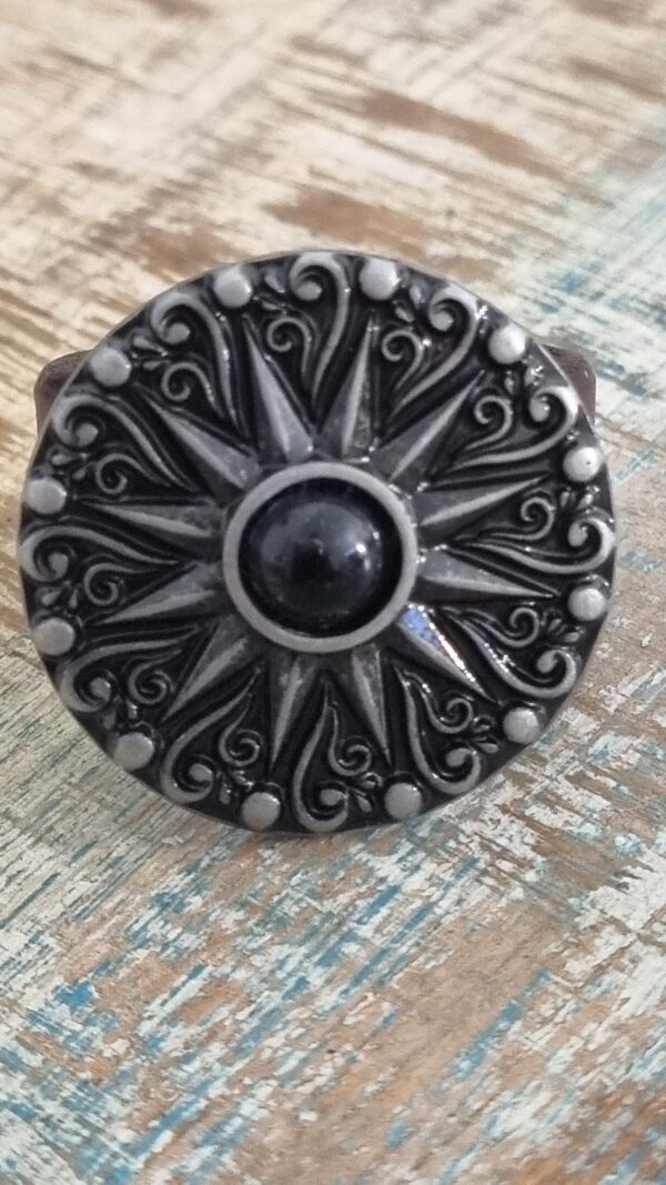 Black Eye Slider - Image 3